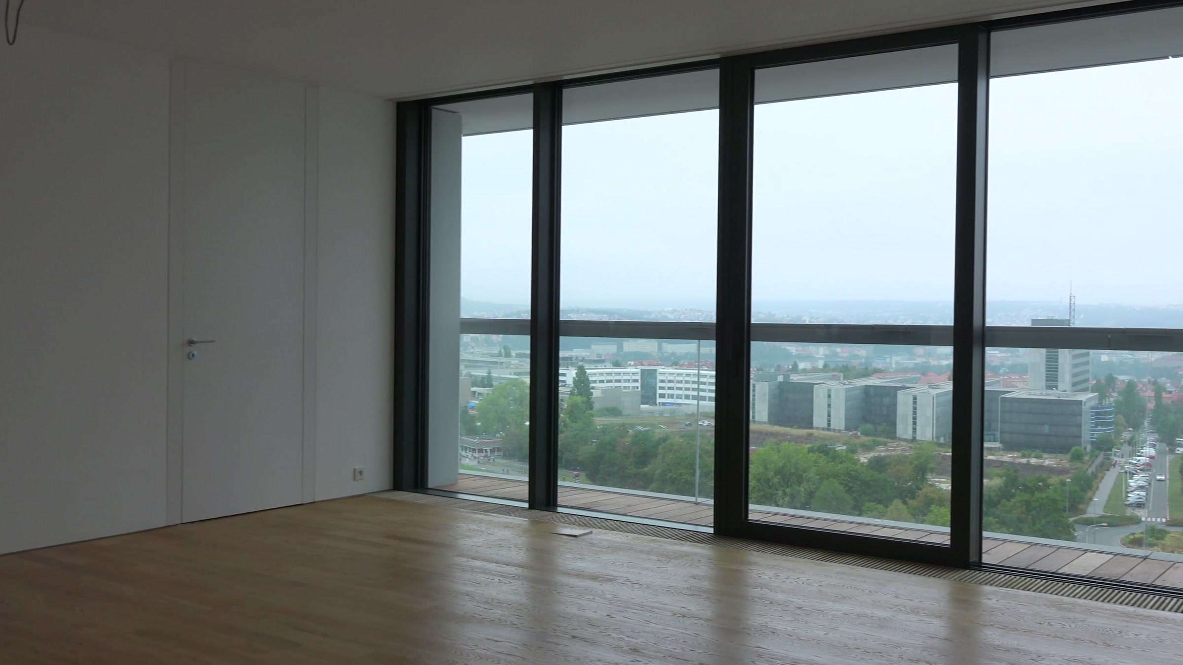Gewerbereinigung Berlin: Leere Gewerbefläche mit Glasfront und Blick über die Stadt